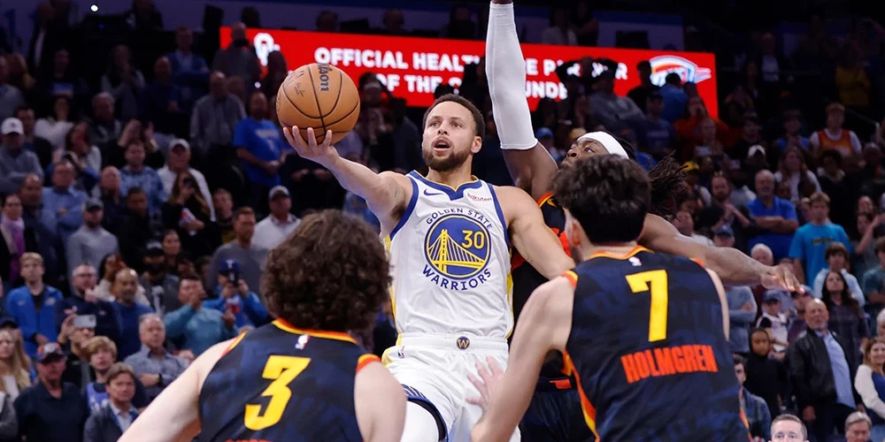 "Warriors" līderis Stefans Karijs pēdējā spēles sekundē guva uzvaras grozu caurgājienā.