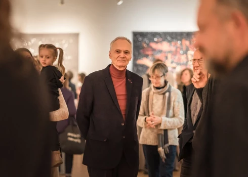 FOTO: Liepājas muzejā atklāj izcilā tekstilmākslinieka Egila Rozenberga personālizstādi "Transfigurācija"