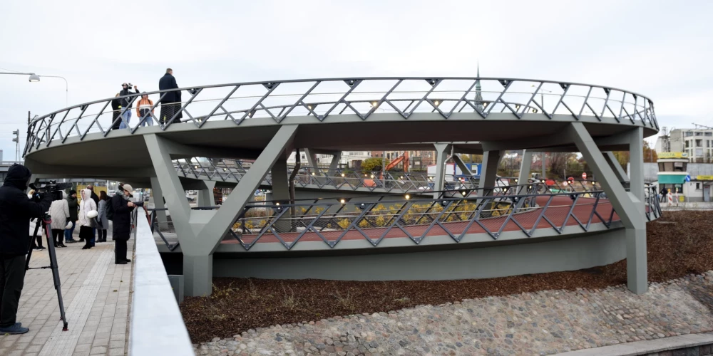 Перестроены два моста через городской канал, построены лестница, пандус и причал для доступа к каналу.