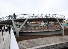 Перестроены два моста через городской канал, построены лестница, пандус и причал для доступа к каналу.