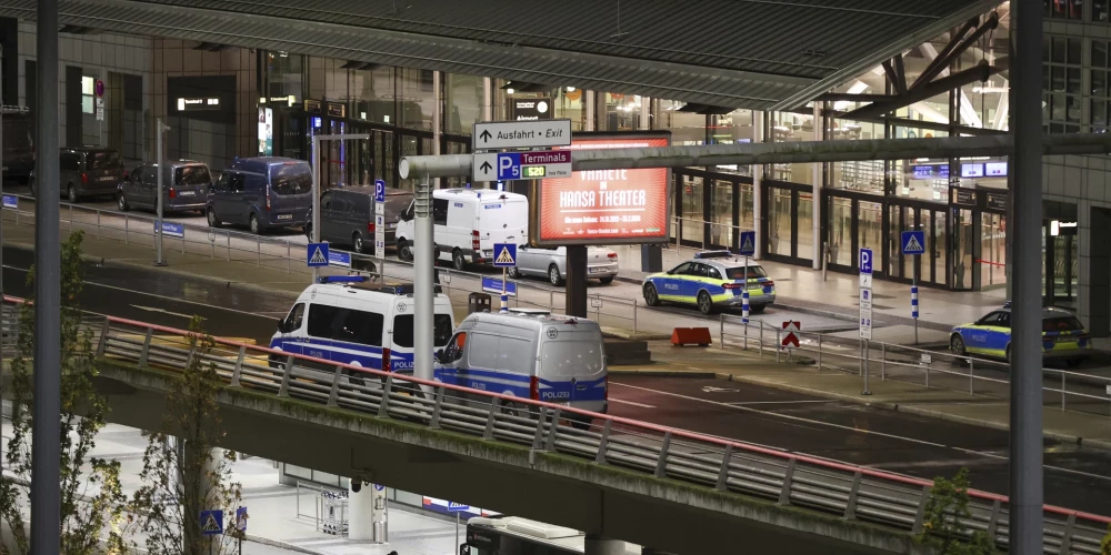 Hamburgas lidostā kopš sestdienas vakara ir pārtraukta satiksme, jo lidlauka teritorijā ar automobili iebraucis vīrietis, kas aizbildniecības strīda dēļ sagrābis par ķīlnieku bērnu. 