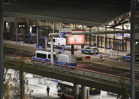 Hamburgas lidostā pārtraukta satiksme, jo vīrietis sagrābis par ķīlnieku bērnu
