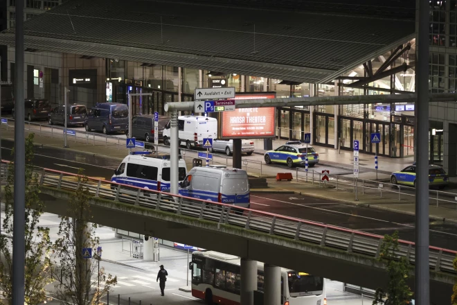 Hamburgas lidostā kopš sestdienas vakara ir pārtraukta satiksme, jo lidlauka teritorijā ar automobili iebraucis vīrietis, kas aizbildniecības strīda dēļ sagrābis par ķīlnieku bērnu.