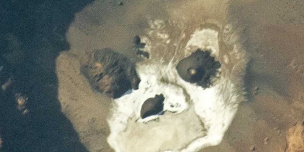 NASA показало жуткое фото вулканической ямы в форме черепа в пустыне Сахара