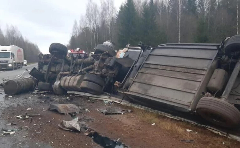 FOTO&VIDEO: Tveras apgabalā frontālā sadursme starp latviešu kravas mašīnām; abi autovadītāji gājuši bojā
