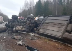 ФОТО, ВИДЕО: лобовое столкновение латвийских грузовиков в Тверской области; оба водителя погибли