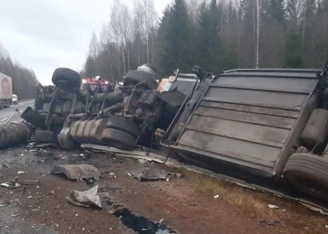 ФОТО, ВИДЕО: лобовое столкновение латвийских грузовиков в Тверской области; оба водителя погибли