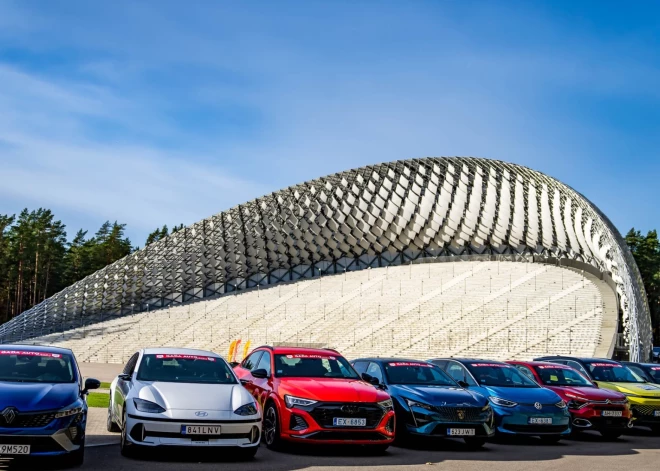 Jaunākie auto modeļi no Mežaparka estrādes dodas “Latvijas Gada auto 2024” Lielajā testa braucienā