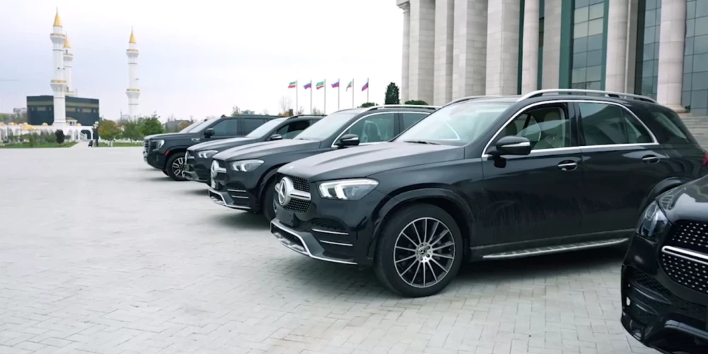 Kadirovs apdāvina savu kara draudzi ar rietumu automobiļiem