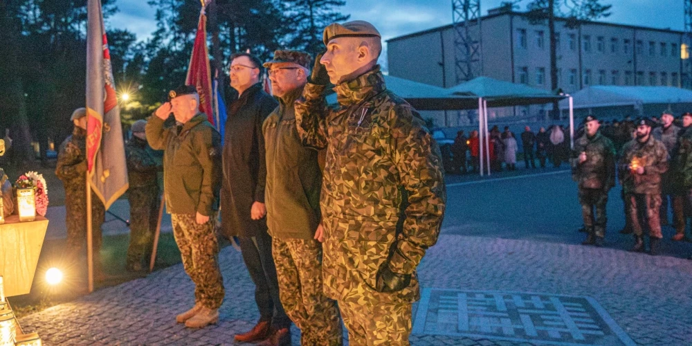 Ādažu garnizona karavīri kopā ar kritušo karavīru piederīgajiem un dienesta biedriem pulcējās pie pieminekļa kritušajiem karavīriem, lai pateiktos par dienestu karavīriem, kuri, pildot kaujas uzdevumus, ziedojuši visdārgāko – savu dzīvību.