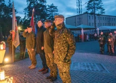 Ādažu garnizona karavīri kopā ar kritušo karavīru piederīgajiem un dienesta biedriem pulcējās pie pieminekļa kritušajiem karavīriem, lai pateiktos par dienestu karavīriem, kuri, pildot kaujas uzdevumus, ziedojuši visdārgāko – savu dzīvību.