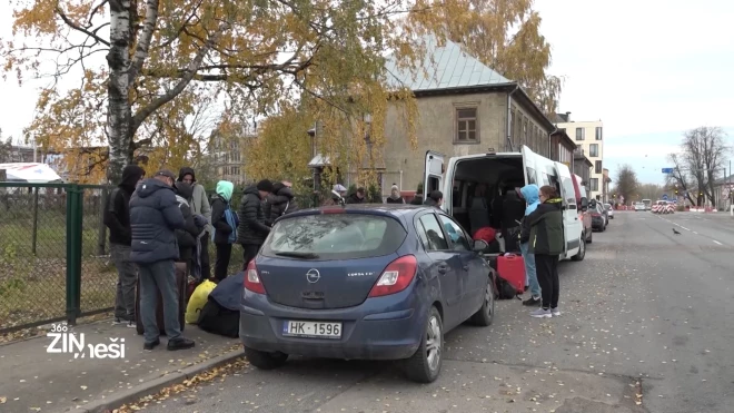 Люди отправляются на поиски лучшей жизни в Нидерланды.