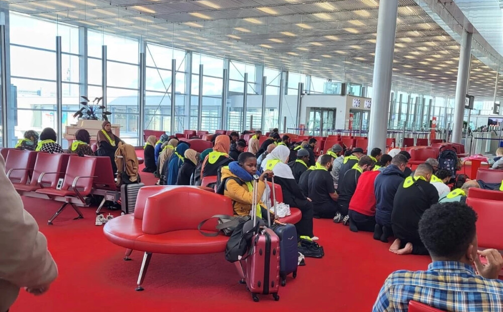 Sašutumu Francijas lidostā izsauc desmitiem musulmaņu lūgšanās lidostas terminālī
