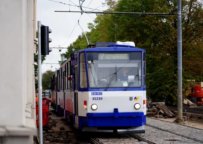 Iereibis cilvēks no baznīcas nozog Bībeli, bet aizmirst to 7. tramvajā