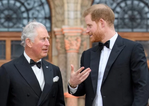 Princis Harijs kārtējo reizi atsaka tēvam. Noraida ielūgumu ierasties uz karaļa Čārlza 75. dzimšanas dienas svinībām