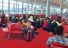 Коллективный намаз в аэропорту Парижа вызвал возмущение во Франции