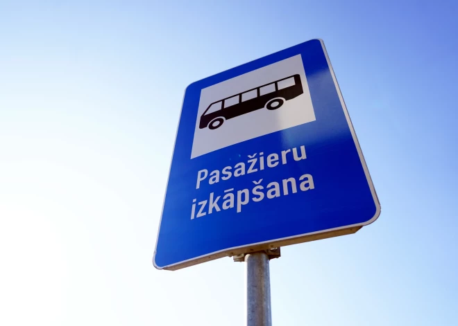 Autobusa šoferis atstāj aiz durvīm bērnu un cilvēcību