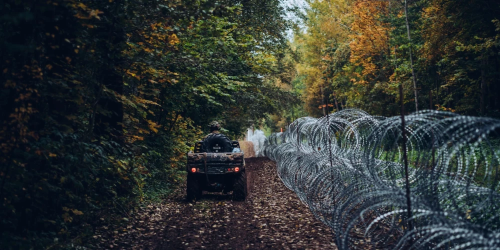 Iestājoties rudenim, samazinās migrantu spiediens pie Latvijas-Baltkrievijas robežas
