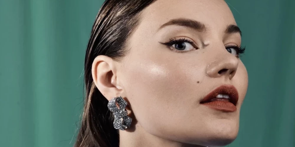 Dzimusi 1998. gada 12. februārī.Pabeigusi Rīgas Franču liceju (11. vidusskolā), mācību laikā dzīvojusi Francijā un tur mācījusies Lycée d’Arsonval. 2018. gadā studējusi Latvijas Kultūras akadēmijā, bet pārgājusi studēt aktiermākslu 2018.–2022. gada Jaunā Rīgas teātra aktieru kursā. Dailes teātra aktrise kopš 2023. gada.