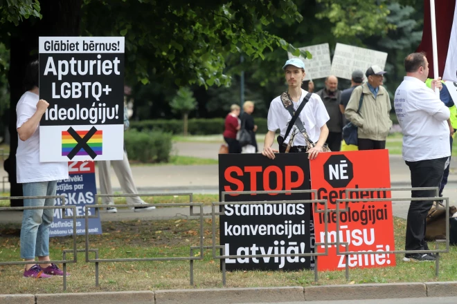 Stambulas konvencijas radikālie pretinieki jau gadiem ilgi protestē pret šī starptautiskā līguma ratificēšanu.