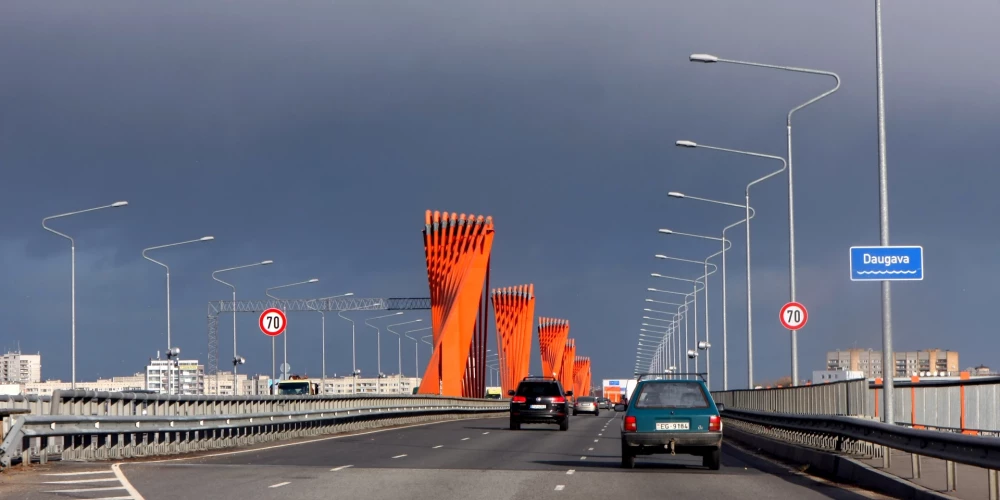 No piektdienas Rīgā uz Dienvidu tilta samazinās atļauto braukšanas ātrumu
