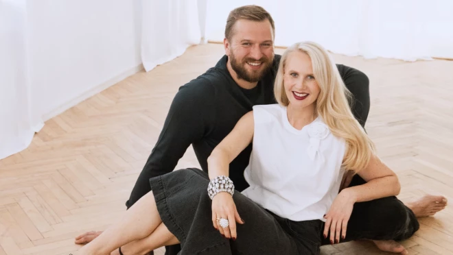 Rūta un Kaspars Dvinski ir cieši blakus viens otram – gan sarunas laikā, gan dzīvē.