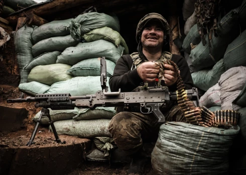 Ukrainas 24. mehanizētās brigādes karavīrs tranšejā Doneckas apgabalā. Ukraina, 2023. gada 6. novembris.