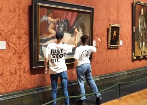 "Just Stop Oil" turpina plosīties (ekrānuzņēmums no video)