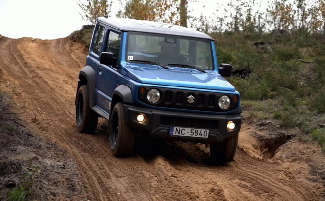 "Jimny" faktiski ir spectehnika, bet, ja tai atrod īsto pielietojumu, tā sagādā ļoti daudz prieka.