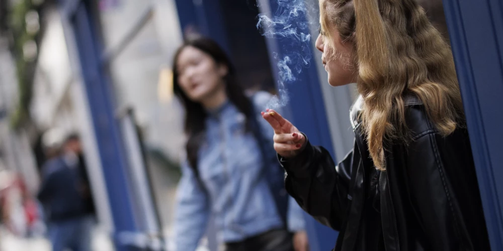 Jauniete ar cigareti rokās Londonā.