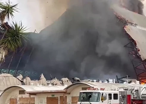 VIDEO: liesmas noposta vēsturisku ēku, kurā filmēti tādi kino šedevri kā "Slepenās lietas", "Pērlhārbora" un citi 