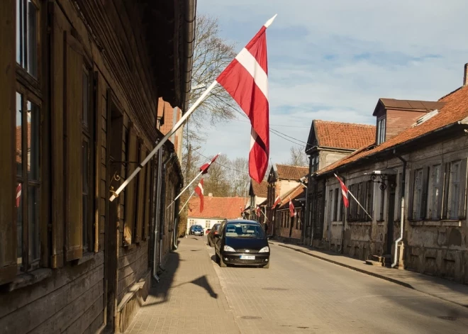 Kaimiņš svētkos pie mājas neizkar karogu. Kam par to jāziņo?