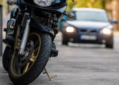 В Елгаве несовершеннолетний мотоциклист, убегая от полиции, 17 раз нарушил закон