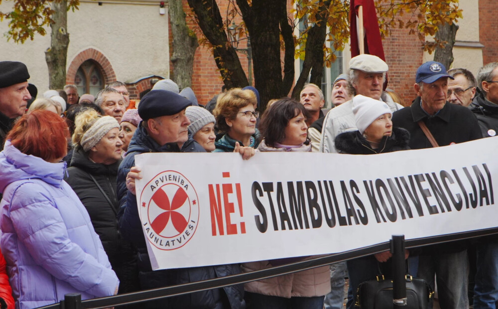 FOTO. VIDEO: pie Saeimas ar skaļiem saukļiem pret Stambulas konvenciju protestē partija 