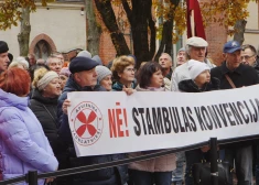 FOTO. VIDEO: pie Saeimas ar skaļiem saukļiem pret Stambulas konvenciju protestē partija "Apvienība Jaunlatvieši"