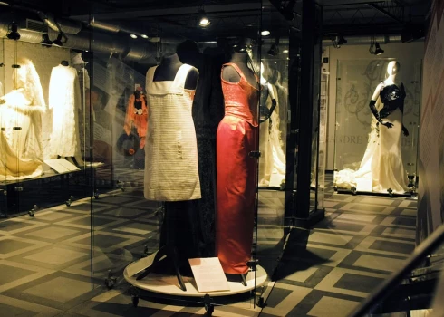 VIDEO: no Merilinas Monro līdz karalienei Viktorijai – trīs krāsu parāde Modes muzejā