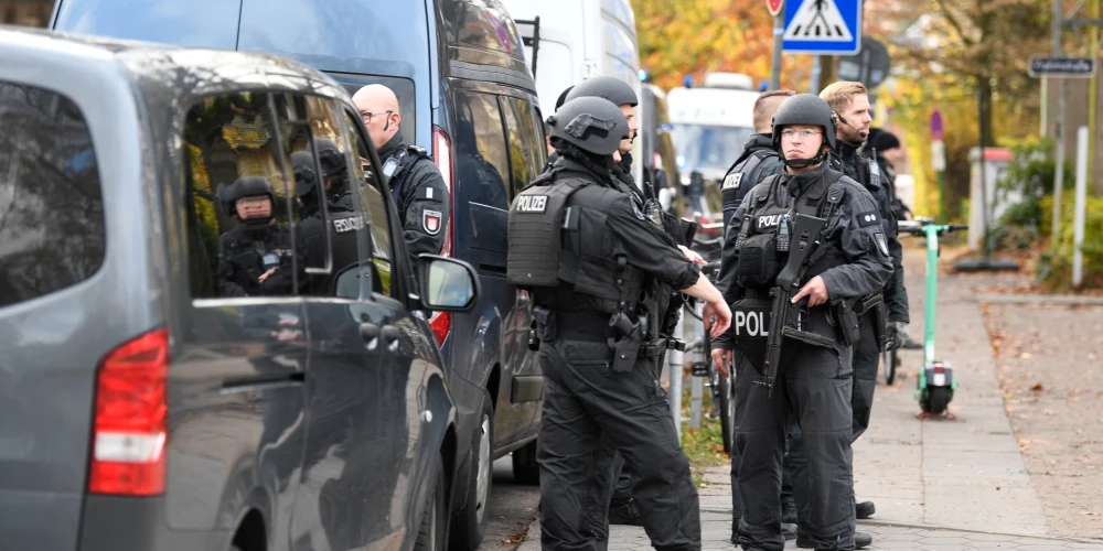 Šobrīd visi audzēkņi ir izvesti no ēkas, bet specvienība meklē aizdomās turamos skolas iekšienē.