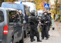 VIDEO; FOTO: Hamburgā kārtējais bruņotais incidents - skolu ielenc specvienība