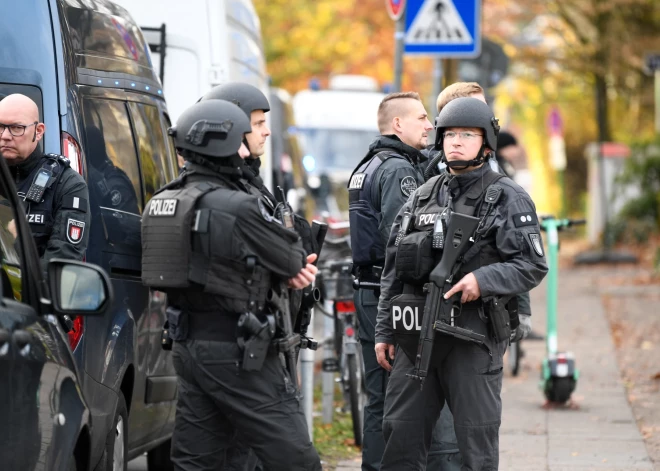 Hamburgā policija reaģējusi uz izsaukumu un ieradusies pie kādas skolas, kurā, kā tiek ziņots, divi skolēni piedraudējuši ar šaujamieročiem skolotājam un iebarikādējušies.