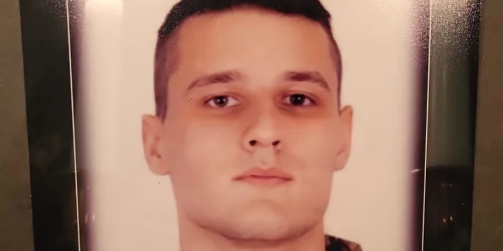"Он думал о Латвии, чтобы здесь был мир": разговор с матерью погибшего в Украине латвийского солдата Виталия Смирнова