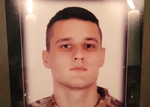 "Он думал о Латвии, чтобы здесь был мир": разговор с матерью погибшего в Украине латвийского солдата Виталия Смирнова