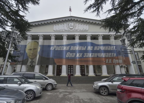 Krimā pensionāram 50 000 rubļu sods par sarunu pie pārtikas veikala - viņš apsprieda Putinu
