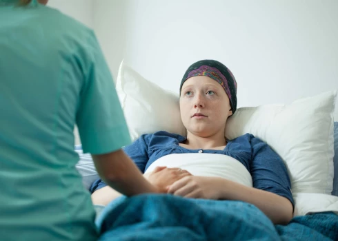 Онкобольные в Латвии месяцами ждут химиотерапию, из-за чего вынуждены отменять жизненно важные операции