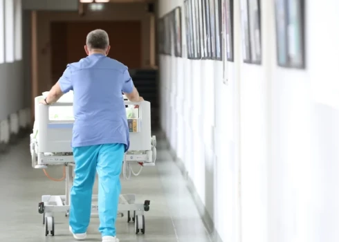 Stradiņa slimnīcai pārmet personāla vienaldzību pret mirstošu sievieti