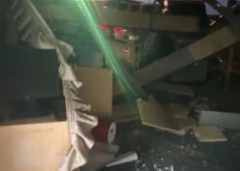 Raķete trāpīja civilajam kuģim, kas reģistrēts Libērijā, paziņoja armija, piebilstot, ka viens ostas darbinieks gāja bojā un vēl viens tika ievainots.