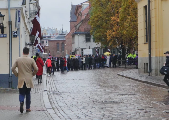 Jau otro dienu visnotaļ kaislīgi pie Saeimas pret Stambulas konvenciju iestājās tie, kuri tajā nesaskata neko labu. Kā novēroja Jauns.lv, nesaskaņas izceļas pat pašu protestētāju starpā.