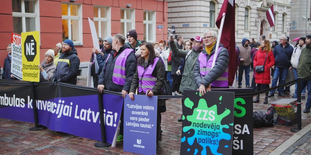 Kopumā Valsts policijas (VP) uzraudzīti un mediju fotografēti protestēja ap 100 cilvēku, lielākoties. Starp tiem - arī SV līdere Jūlija Stepaņenko un viņas vīrs Vjačeslavs.