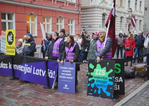 VIDEO; FOTO: Stambulas konvencijas pretinieki atkal pie Saeimas - plēšas pat savā starpā