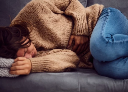 Ļoti daudzas sievietes, kurām ir simptomātiska dzemdes mioma, mēnešreižu laikā ņem darba nespējas lapu asiņošanas dēļ, sāpes ir tik stipras, ka viņas nespēj iet uz darbu, neplāno braukt nekur, ir piesaistītas pie higiēnas līdzekļiem un mājām, jo jūtas ļoti, ļoti slikti.