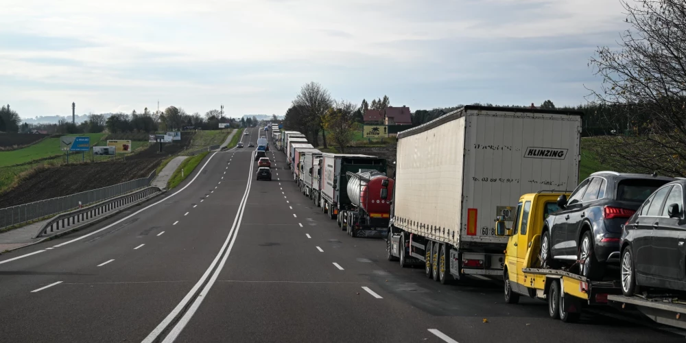 Uz Ukrainas-Polijas robežas nobloķēti 20 000 transporta līdzekļu
